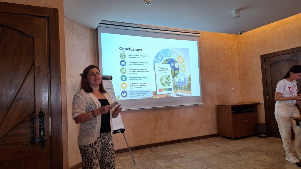 Photo 29. Hanna Melehanych (Uzhhorod National University) presenting her group's final project, entitled "ESD Textbook". Photo 29. Hanna Melehanych (Uzhhorod National University) presenting her group's final project, entitled "ESD Textbook".